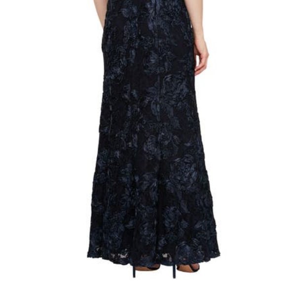 🌟SLNY || Sweetheart Neck Soutache Lace Gown - Picture 4 of 16